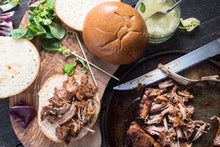 Lade das Bild in den Galerie-Viewer, Pulled Pork macht gezupftes Schweinefleisch zu deinem BBQ ganz einfach und Oberelecker. Pulled Pork im Glass online kaufen
