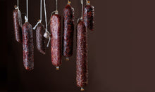 Lade das Bild in den Galerie-Viewer, WEIDERIND SALAMI | reine Rinder-Salami ca. 200g - 220g
